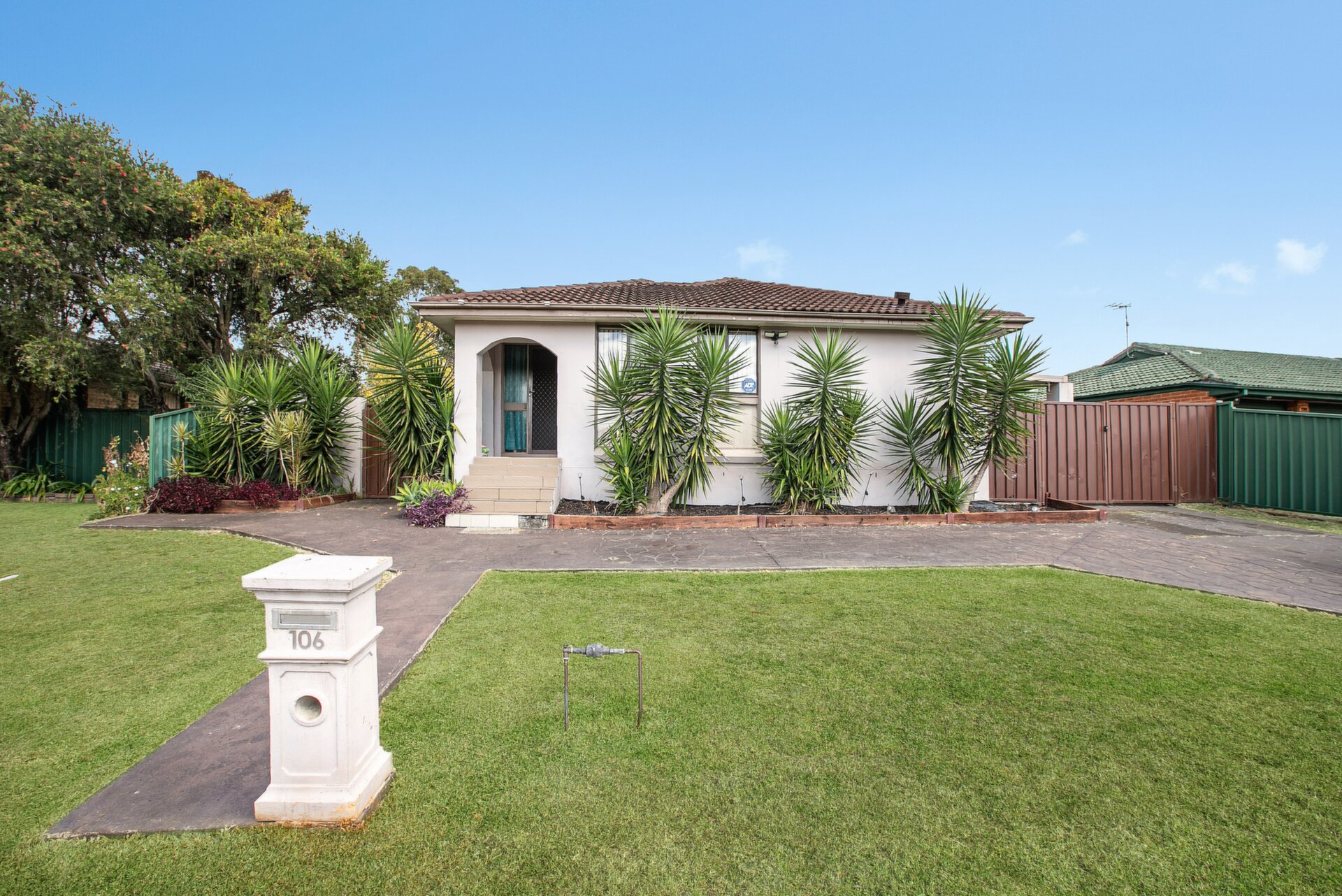 106 St Clair Avenue, St Clair - Image 1