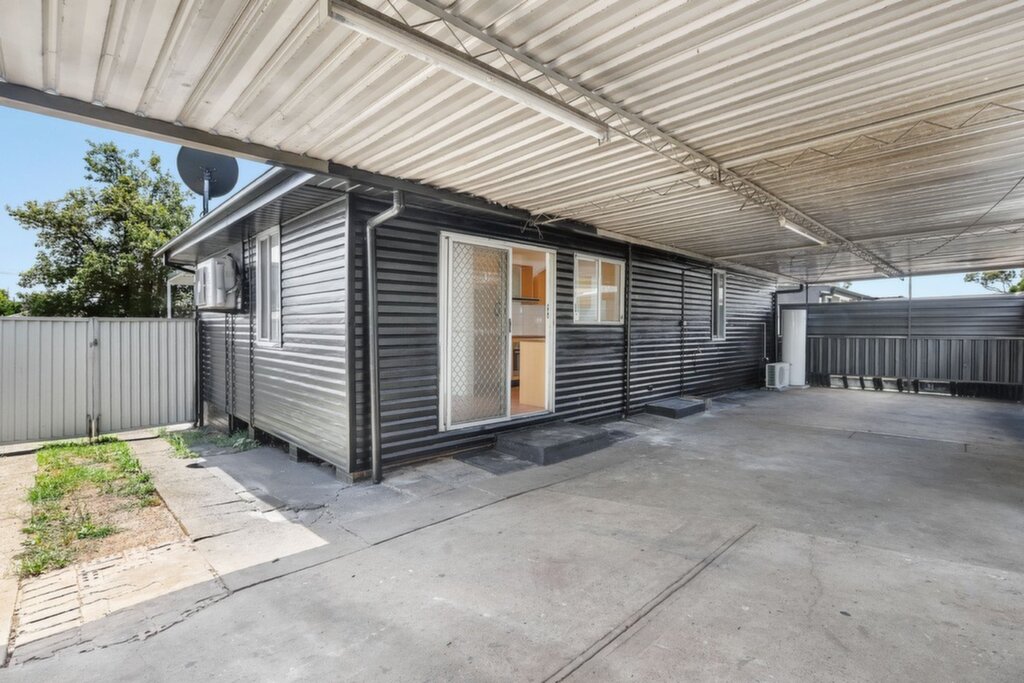 16 & 16a Dampier Crescent, Fairfield West - Thumbnail 7