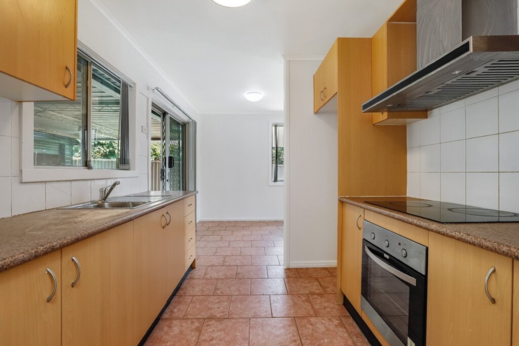16 & 16a Dampier Crescent, Fairfield West - Thumbnail 3