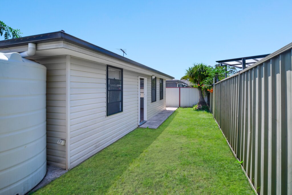 16 & 16a Dampier Crescent, Fairfield West - Thumbnail 8