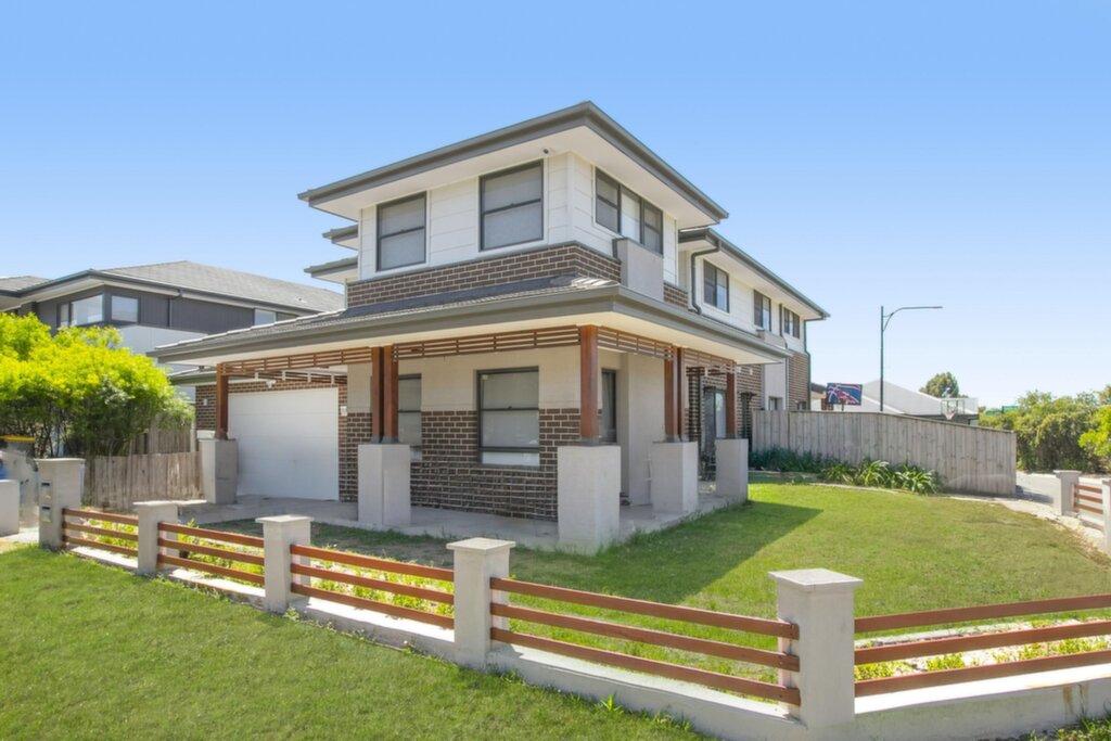 12 Tyee Street, Gables - Thumbnail 2